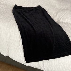 Gorgeous black soft corduroy 3/4 length skirt UNIQLO with side pockets